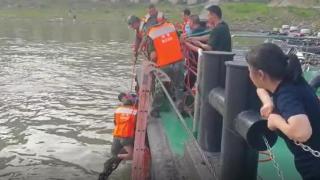 武警重庆总队船艇支队与公安水警协同救援落水人员