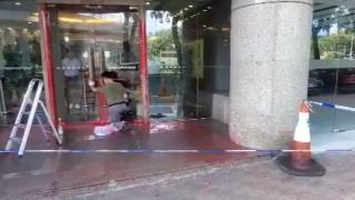 比亚迪3小时内香港4店铺遭泼红漆、撞闸门 员工：歹徒针对比亚迪品牌