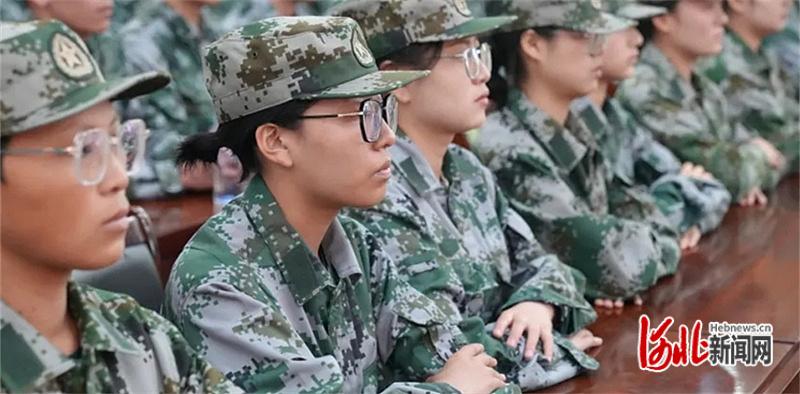 河北女子职业技术学院举行国防后备营成立暨授旗仪式