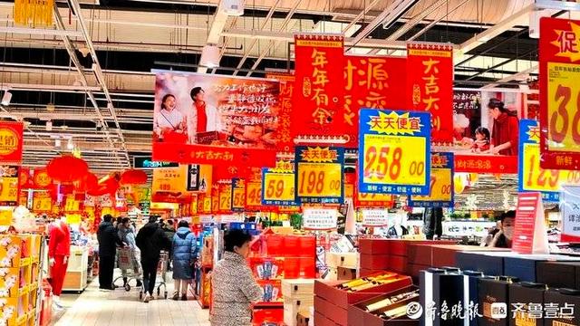 济南一家大超市年货大街布置得红红火火，年味浓厚