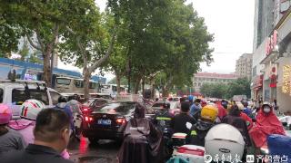 济南城区突降大雨，生产路“积水成河”，铁路桥下临时交通管制