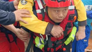 “追台风”的成都蓝豹救援队涿州救援：转移上百名受困者，两艘橡皮艇被刺破