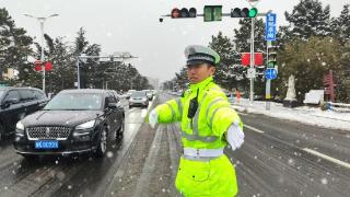 威海暴雪肆虐，交警“雪”中送暖，坚守岗位保畅通