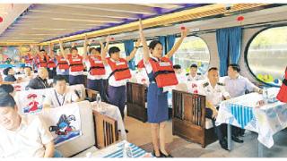 漓江旅游客船开展应对水上突发事件应急演练