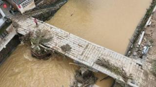 安徽黄山环秀桥受洪水强烈冲击木结构桥亭被冲毁