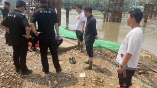 南京雨花台区三江学院附近落水女子成功救起