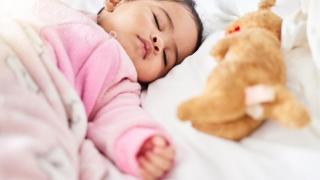 婴儿睡姿大比拼：躺着VS侧着，哪个更安全？
