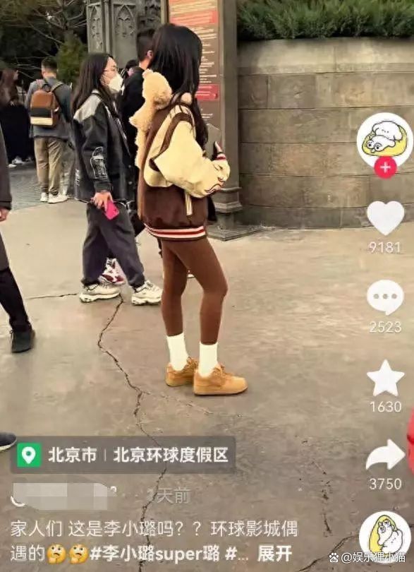 42岁李小璐现身环球影城，少女穿搭被嘲装嫩，头发凌乱引争议