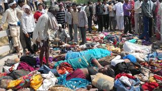 印度北方邦踩踏事故致上百人死亡　政府被诟病应对不足