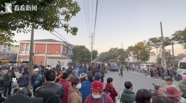 上海零工早市上演自发形成的零工劳务市场