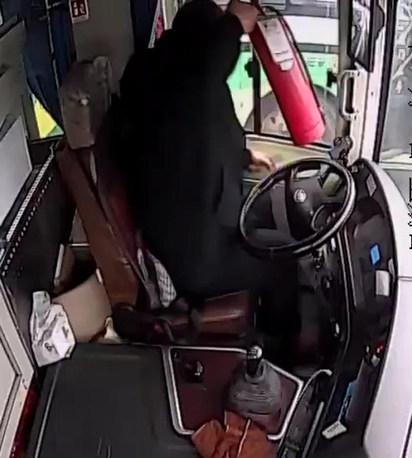 秒变“救火侠”！温州龙港公交司机九分钟接力灭火