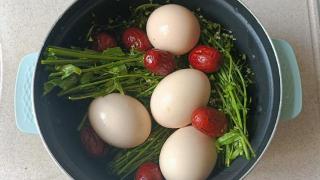 三月三正好是寒食节，用地菜煮的鸡蛋既方便又好吃