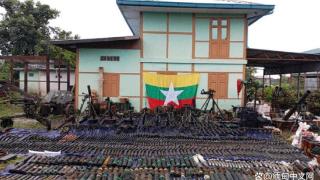 缅甸地方武装展示攻占孟密镇缴获的武器装备