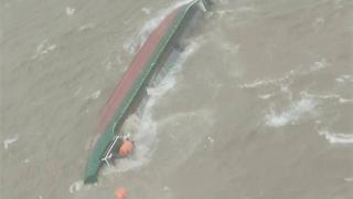 江苏连云港两货船大风大浪中下沉倾覆，直升机、吊篮成功救出25人