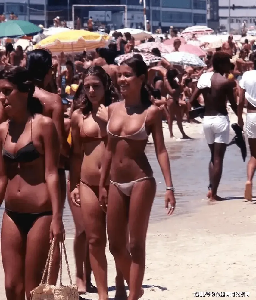 这是1978年的巴西科帕卡巴纳海滩，吸引了无数游客前来游玩