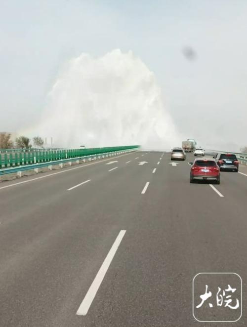 京新高速上惊现数米高水柱 当地交警：水管破裂导致，道路已恢复畅通