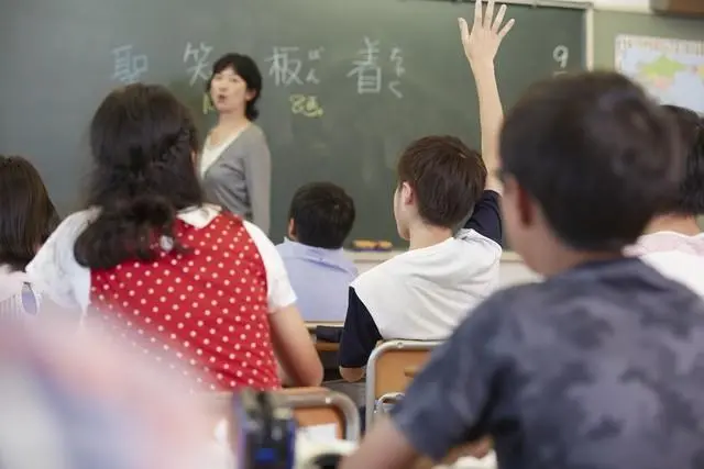 奇葩！家长会变日本文化宣传会？家长愤然离场，教育该何去何从？