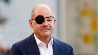 德国总理朔尔茨跑步时摔伤脸部，戴眼罩“海盗”形象引热议