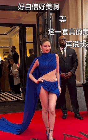 JENNIE MetGala惊艳亮相：蓝色玫瑰绽放，海洋女王