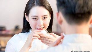 女人想要倒追你，即使没有明说，也会向你释放这4个“信号”！