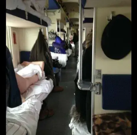 女子火车上睡着，被人拍下照片