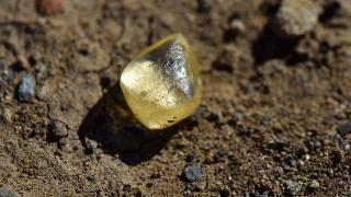 农妇捡到34克拉钻石，27万卖出后被告上法庭：收归国有！
