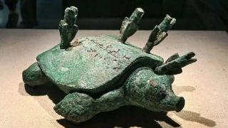 河南老汉钓到一只“乌龟”，龟背插了4支箭，专家看后惊呼：此龟价值18亿