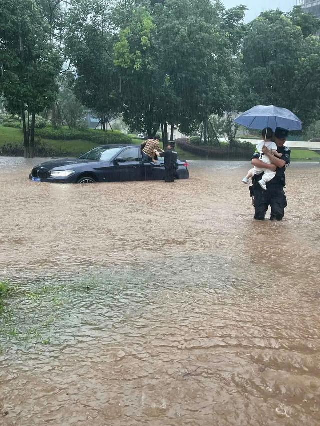 岳麓特巡警大队联丰平台展开救援工作雨势较大受困车辆被困