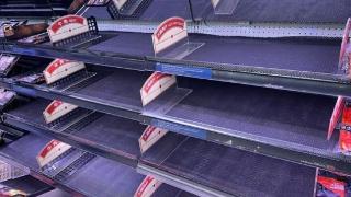 台风“格美”来袭：台民众挤爆超市抢货 货架被扫空