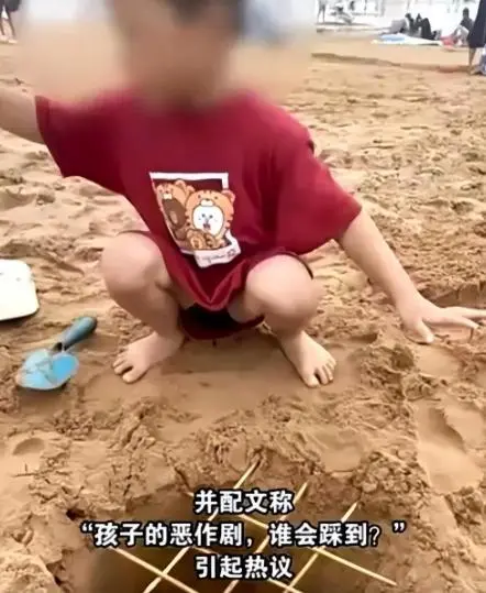 母亲晒孩子在沙滩制竹签陷阱引争议，网友：谁会踩到？