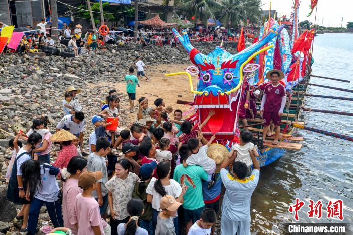 海南临高：特色渔家龙舟海上争先竞渡