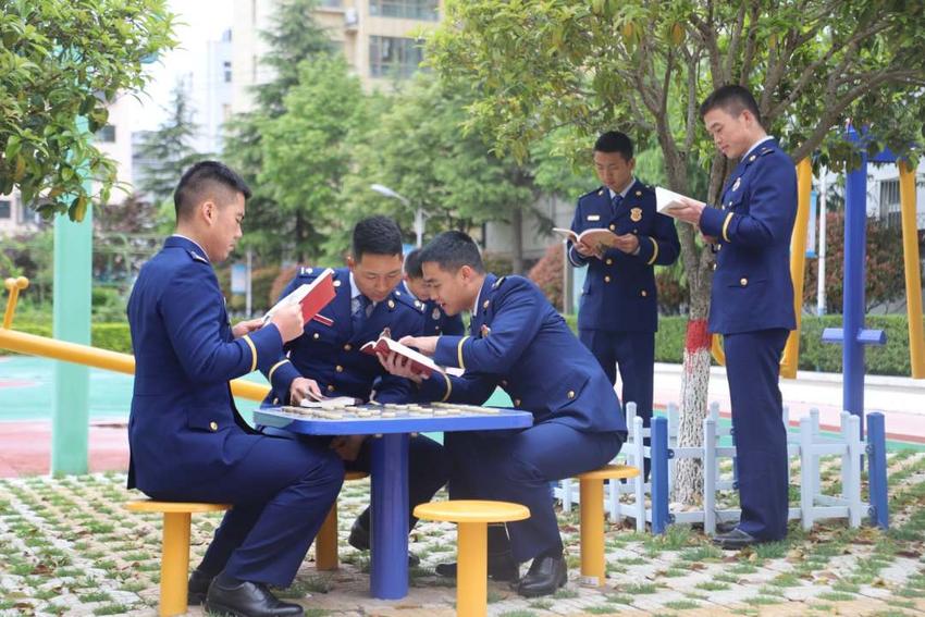 人报甘头条 | 世界读书日|“蓝朋友”的诗与远方