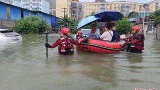广西桂林：强降雨突袭 消防人员紧急疏散被困民众