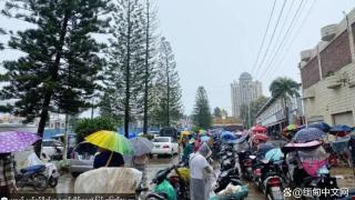 缅甸边境木姐口岸，每天数千人排队，下雨都在坚持