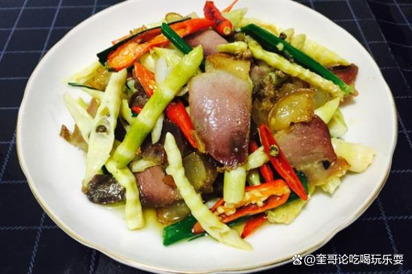 竹笋炒腊肉，是一道简单易学、美味营养的家常菜肴
