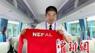 （杭州亚运会）一“程”之缘显温情 尼泊尔球员以球衣相赠护航驾驶员