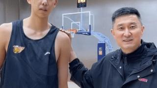 中国篮球丑陋昏哨 广东2米26新星遭抱摔裁判无视 报复对手表不满