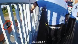 武汉一女子跳入汉江，一言不发坐在桥外，幸好…