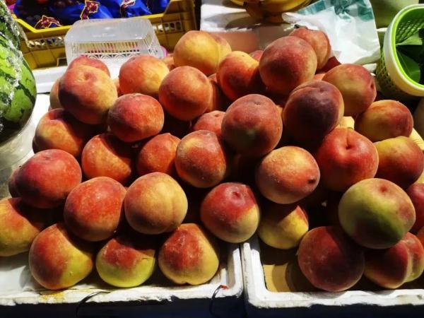杭州各大水果店、菜场陆续上架，水蜜桃价格有点辣手！