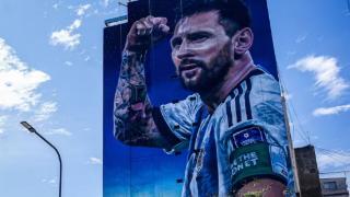 布宜诺斯艾利斯揭幕巨型梅西壁画，纪念阿根廷夺冠一周年