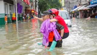 防城港：武警官兵冒雨救援被困群众