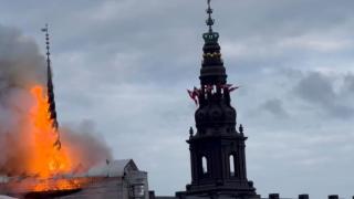丹麦哥本哈根证券交易所起火，标志性尖顶坠入火海
