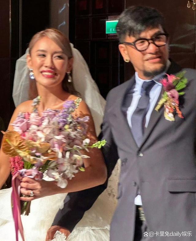 昨日49岁张震岳补办婚礼，妻子是歌手黄丽玲亲表妹，真是恭喜啊