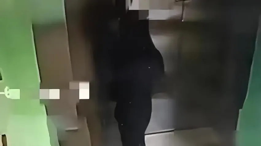 福州一男子在电梯猥亵女生，身份被扒，知名大学回应：绝不纵容