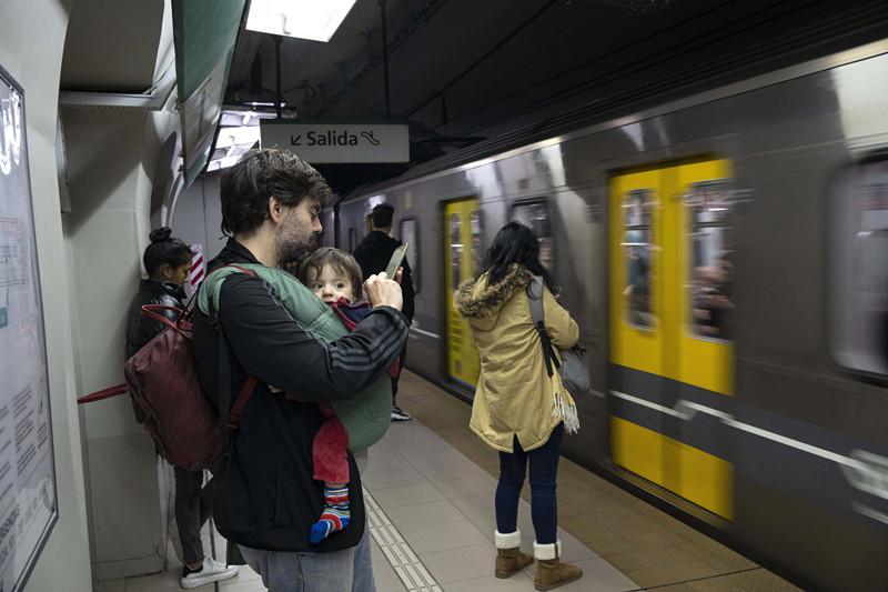外媒：阿根廷通胀飙升 首都地铁票价一夜上涨360%
