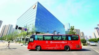 红色巴士亮相！看南京高质量发展新图景