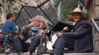 为梦想，临沂三位平均年龄75岁的老人“离家出走”爬泰山