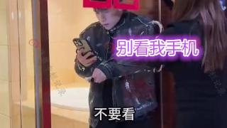 男子查看妻子聊天记录，妻子反应太真实，男子：想去民政局