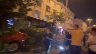 天津突发交通事故有人受伤 目击者：公交车开到马路牙子，撞到人行道里
