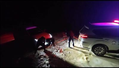 紧急救援，一车辆陷入冰坑乘客高反